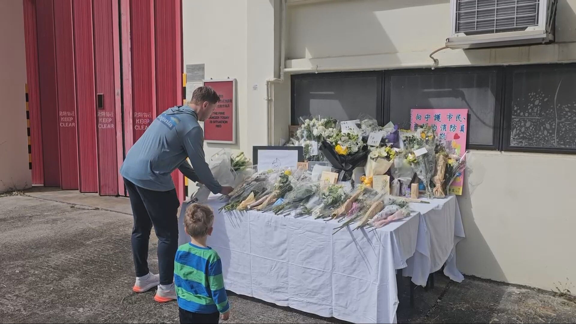 大埔宏福苑五級火｜消防員何偉豪殉職　同袍、市民獻花致意　沙田消防局下半旗誌哀