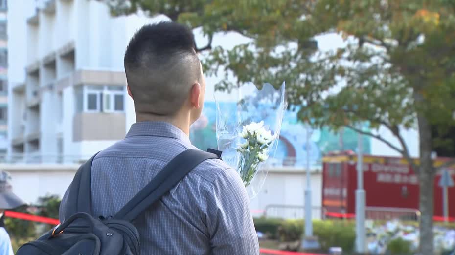 大埔宏福苑五級火｜遇難者「頭七」　市民續悼念　義工留守支援有需要人士