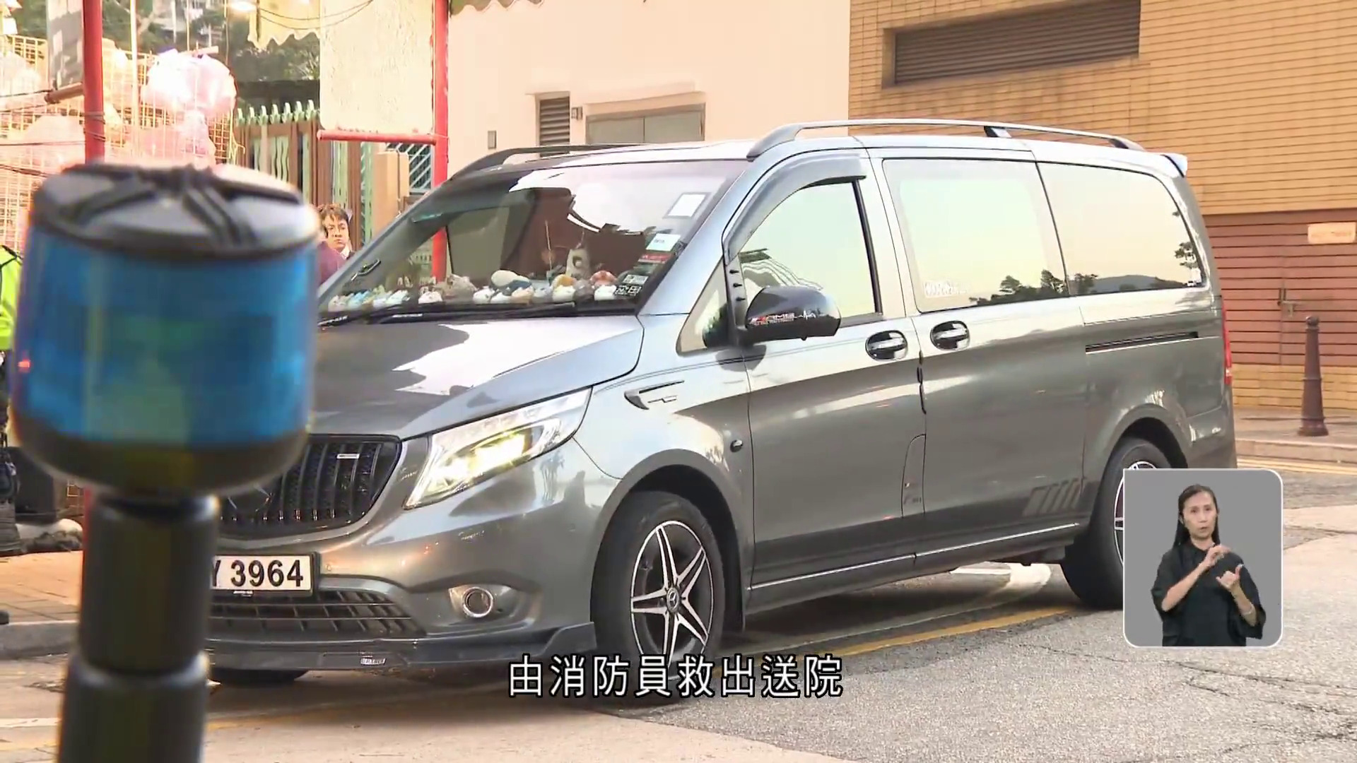 旺角花墟道客貨車撞老婦　捲入車底一度被困