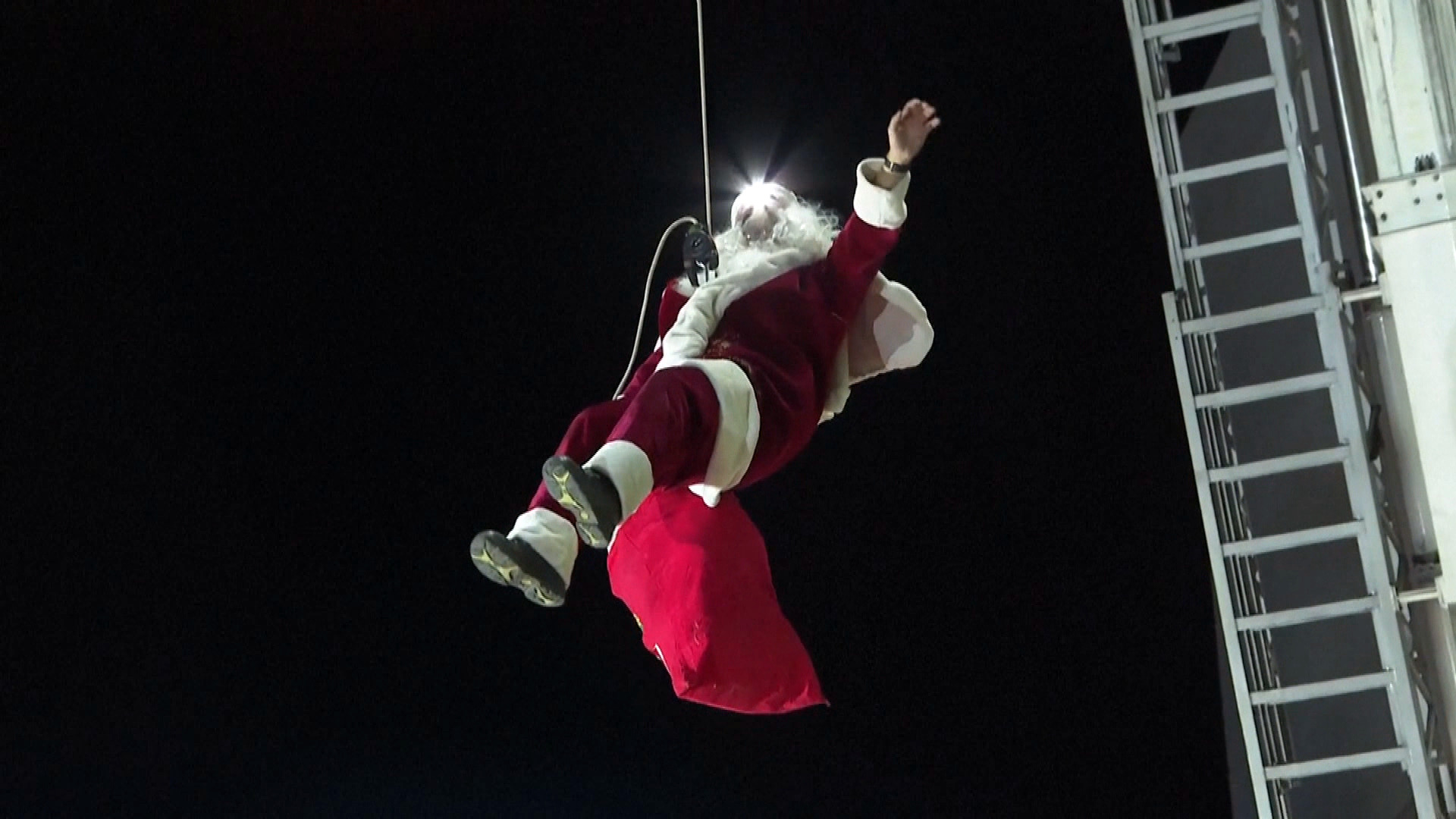 希臘雅典消防員扮聖誕老人　游繩到醫院向病童派禮物