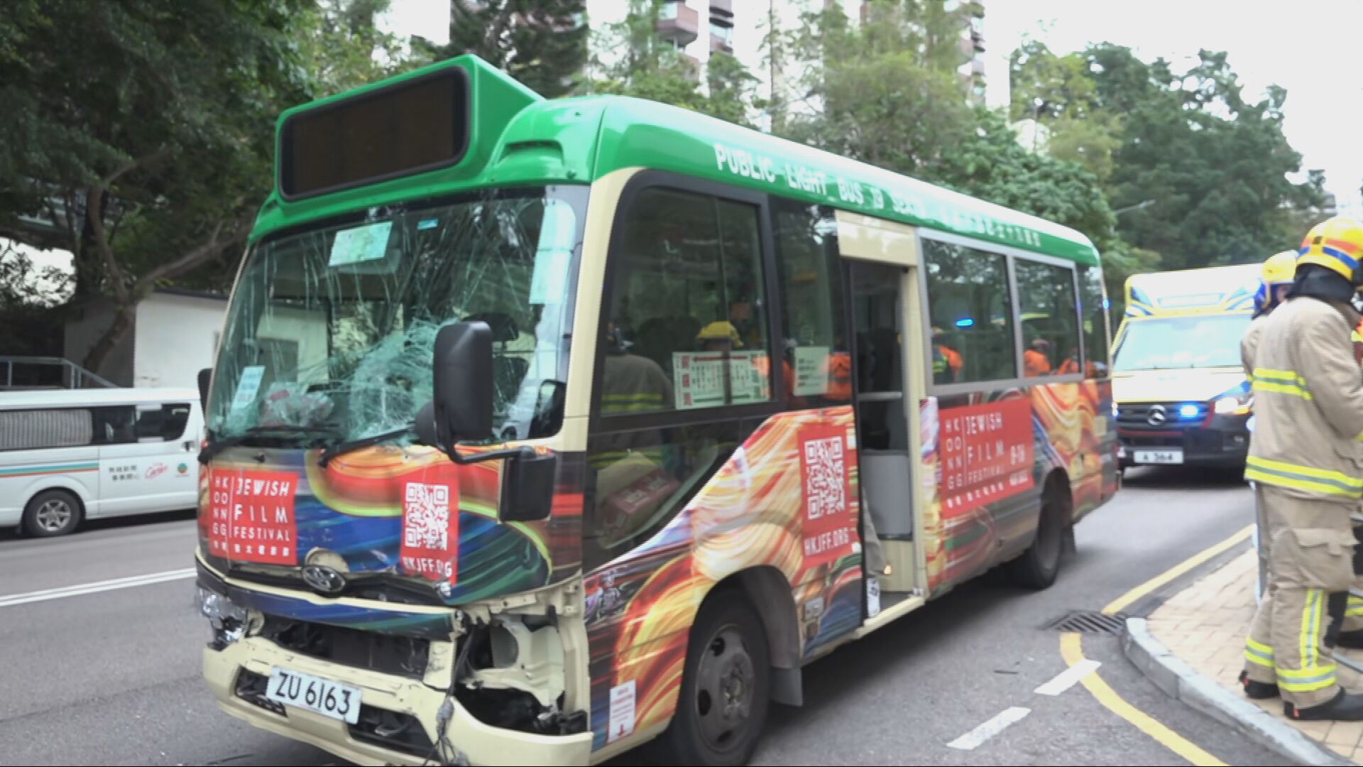 薄扶林道三車相撞　涉兩小巴及一輛私家車　初步12人受傷