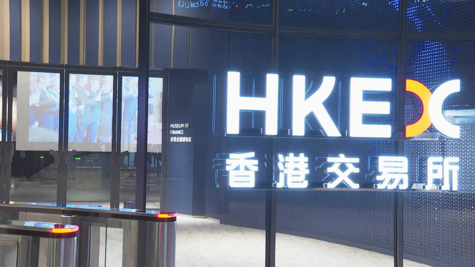 恒指回吐347點跌穿25700點