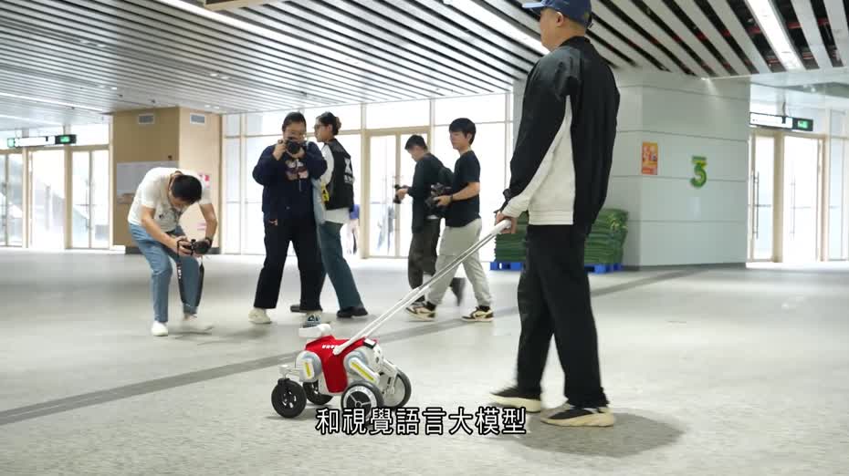 深圳地鐵首試「機械導盲犬」服務