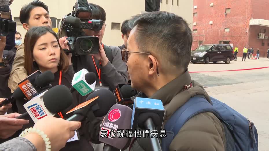 宏福苑大火｜殉職消防隊目何偉豪出殯　不少巿民到場獻花：他的犧牲萬古長存