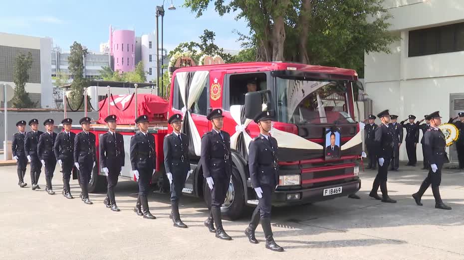 宏福苑大火｜殉職消防隊目何偉豪出殯　靈車駛經宏福苑、沙田消防局　將於浩園安葬
