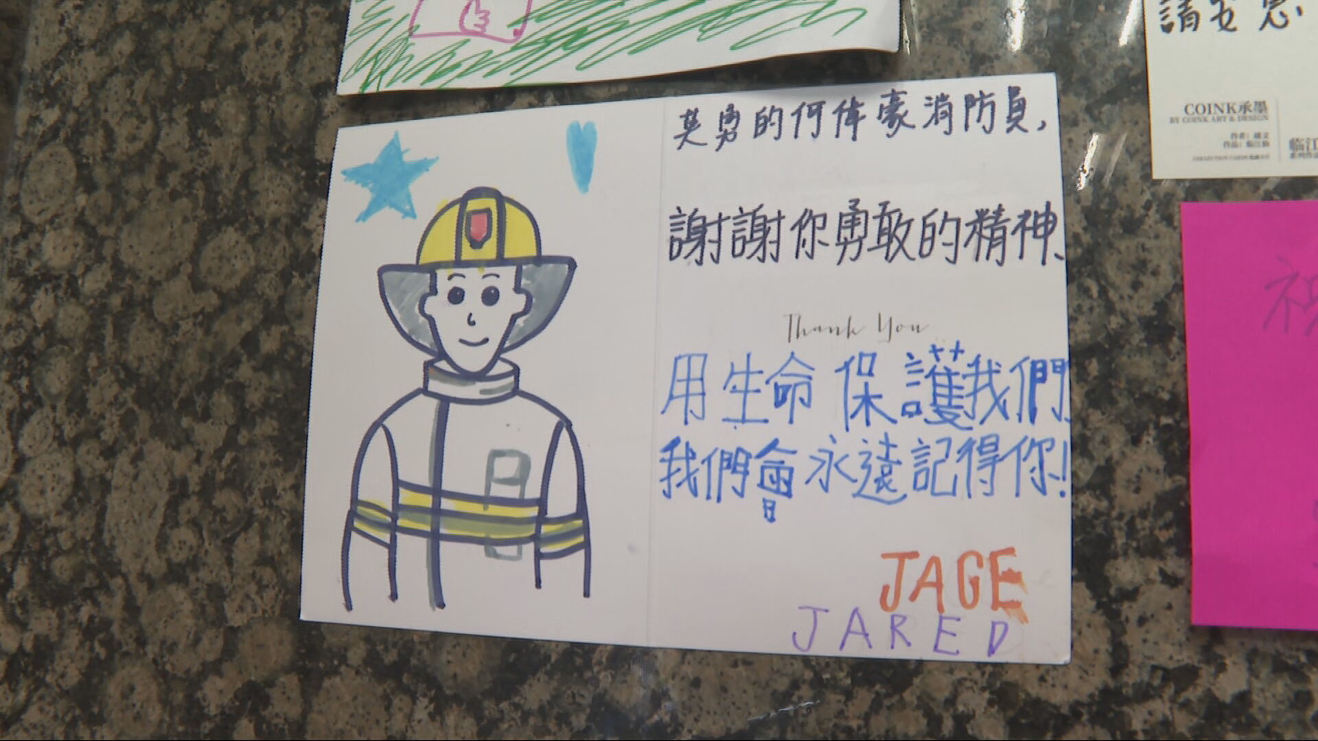 宏福苑大火｜市民向殉職消防隊目何偉豪作最後送別　宏健閣居民：他為我們犧牲，很傷心