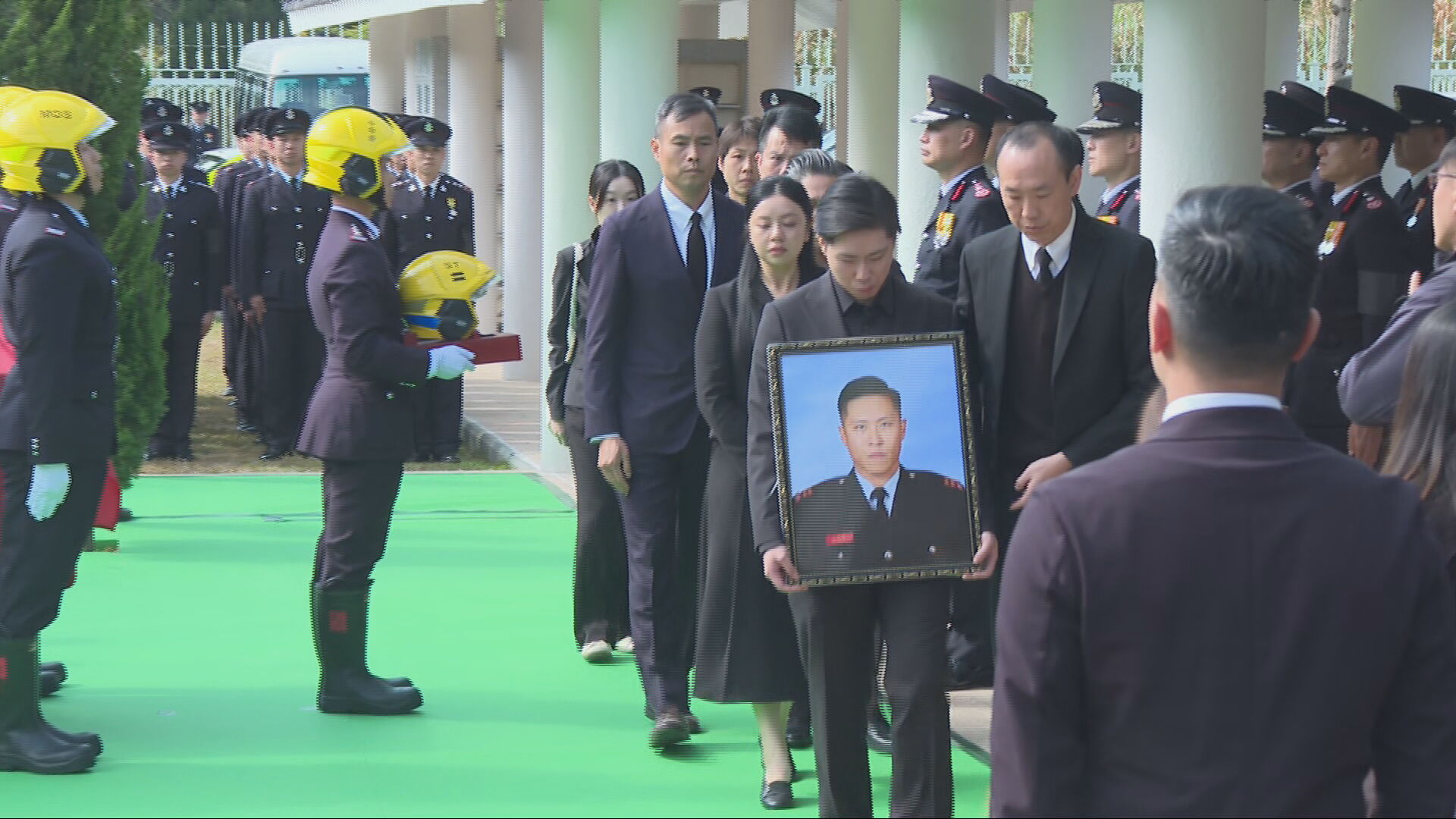 宏福苑大火｜何偉豪靈柩安葬浩園　家屬神色悲痛　楊恩健率眾敬禮