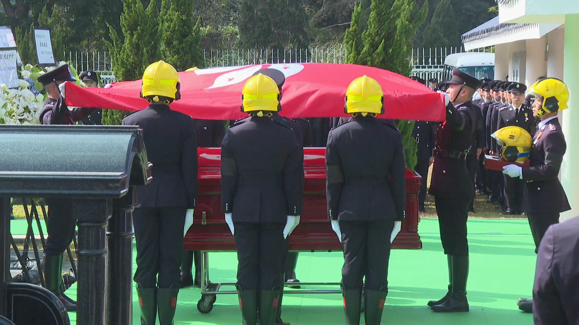 宏福苑大火｜殉職消防隊目何偉豪安葬浩園　沙田消防局響鐘「正式落更」
