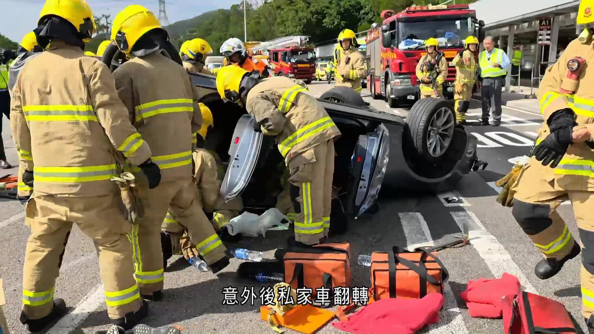城門隧道公路有私家車失事翻轉　司機受傷被困救出
