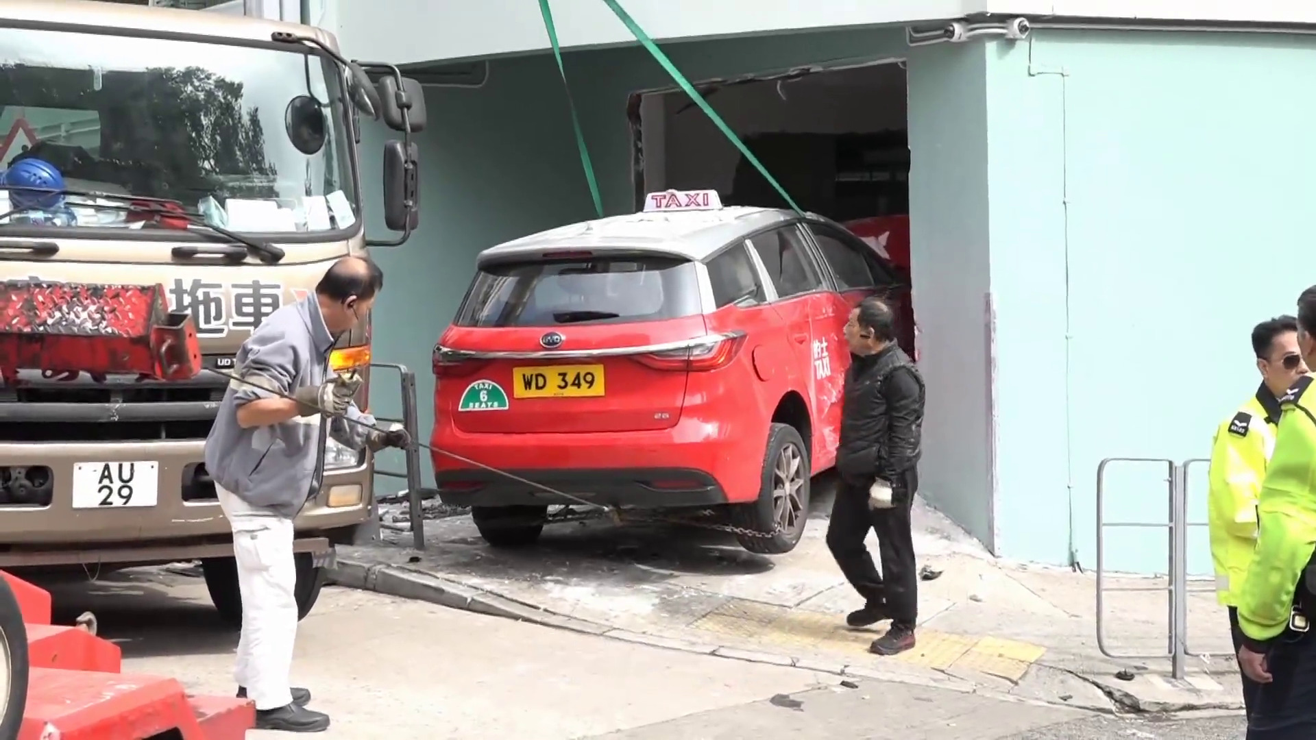 車CAM片｜觀塘的士疑失控　剷行人路再撞入學校　六旬女司機一度被困