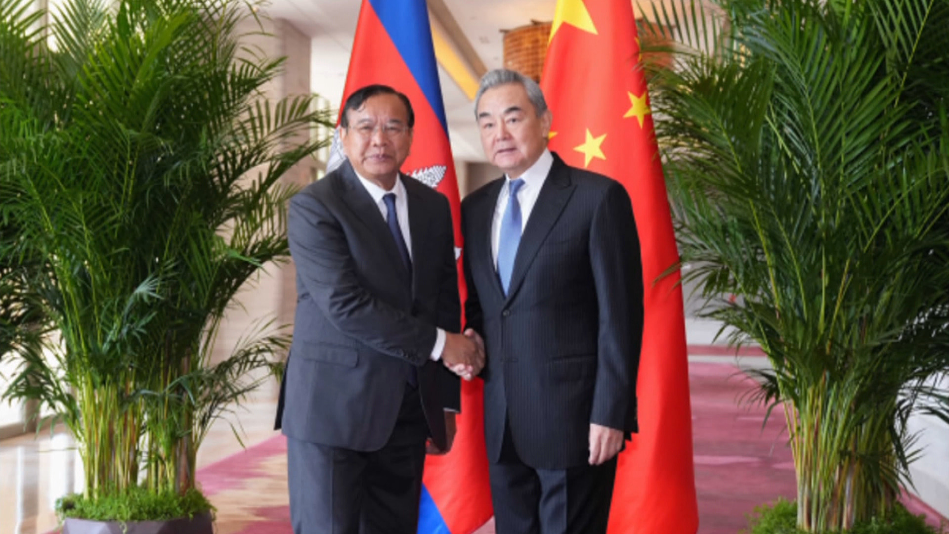 王毅雲南晤柬埔寨外相　祝賀柬泰達成停火協議