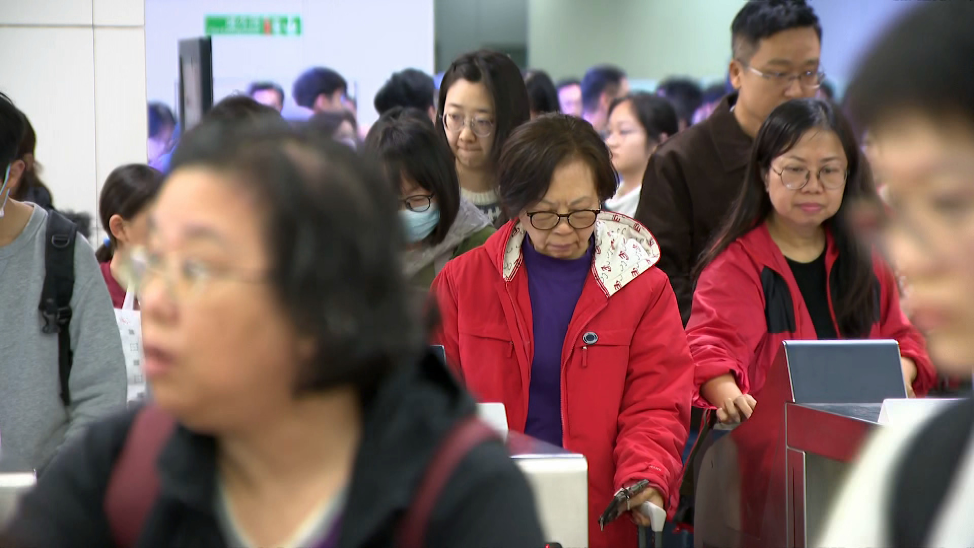 聖誕長假｜單日逾百萬人次出入境　入境近60萬人次　市民：收拾心情準備上班