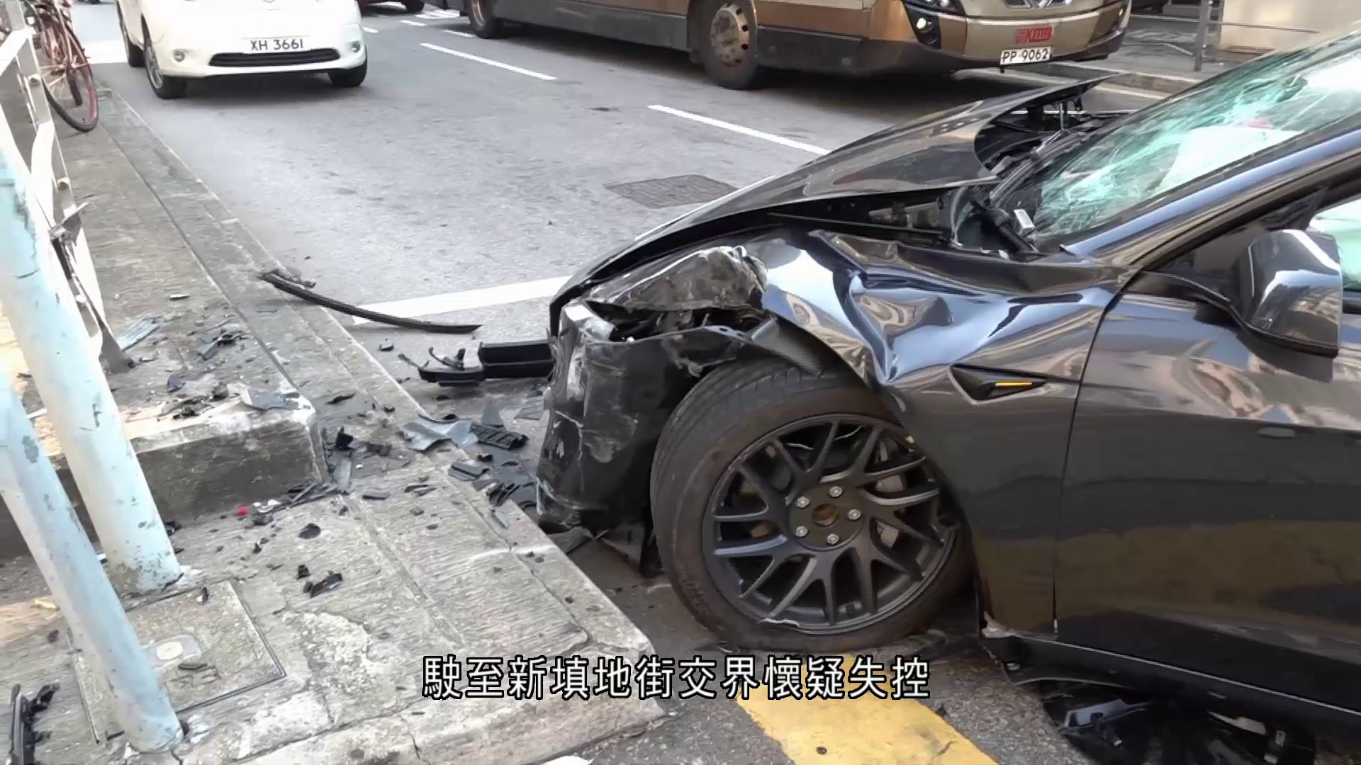 油麻地私家車失控越線撞交通燈　無人傷