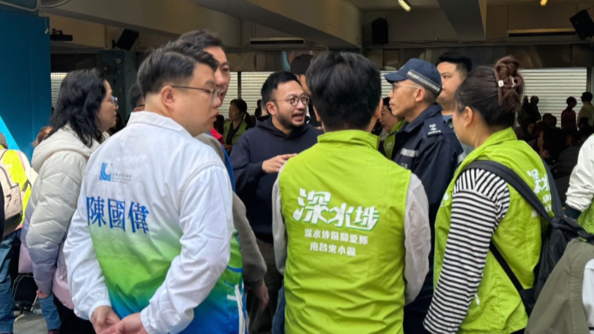 石硤尾邨奪命火｜民政處、區議員、關愛隊等協助受影響居民