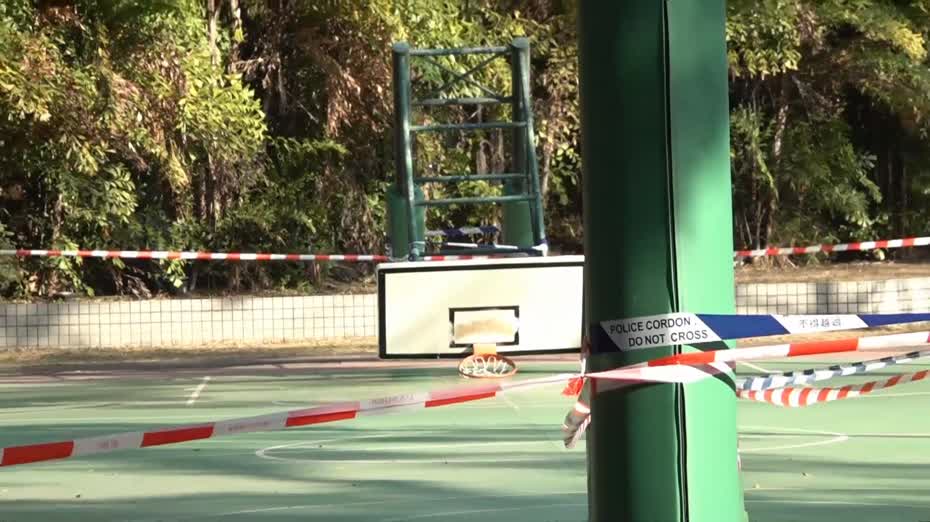 土瓜灣靠背壟道遊樂場籃球架倒塌　青年被擊中送院