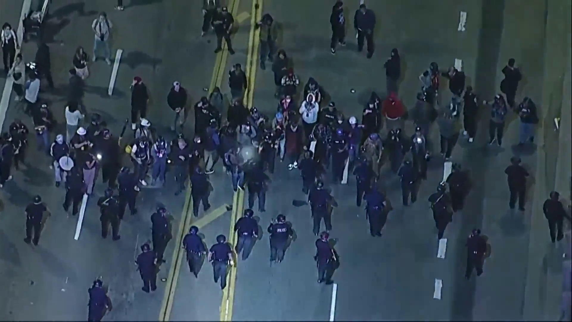 ICE槍擊案｜全美逾千場示威　白宮前有人聚集抗議　洛杉磯爆警民衝突