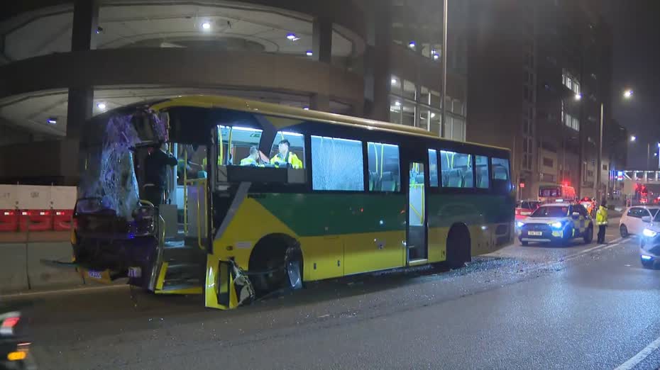 青衣居民巴士撞旅遊巴　三人受傷送院