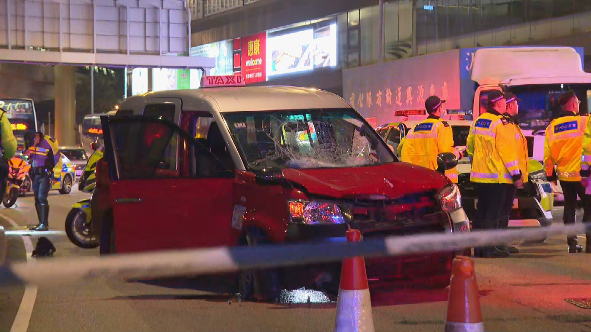 牛頭角得寶花園對開的士撞途人　傷者重傷昏迷送院搶救