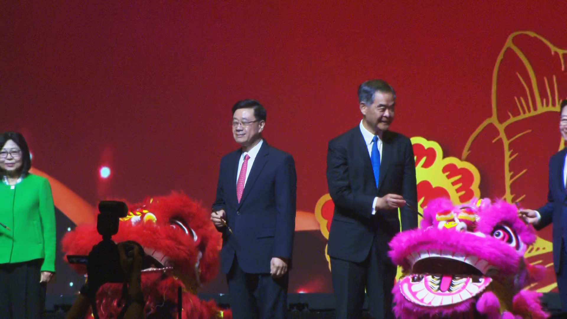 新春煙花匯演｜李家超聯同多名司長及前特首出席醒獅點睛儀式