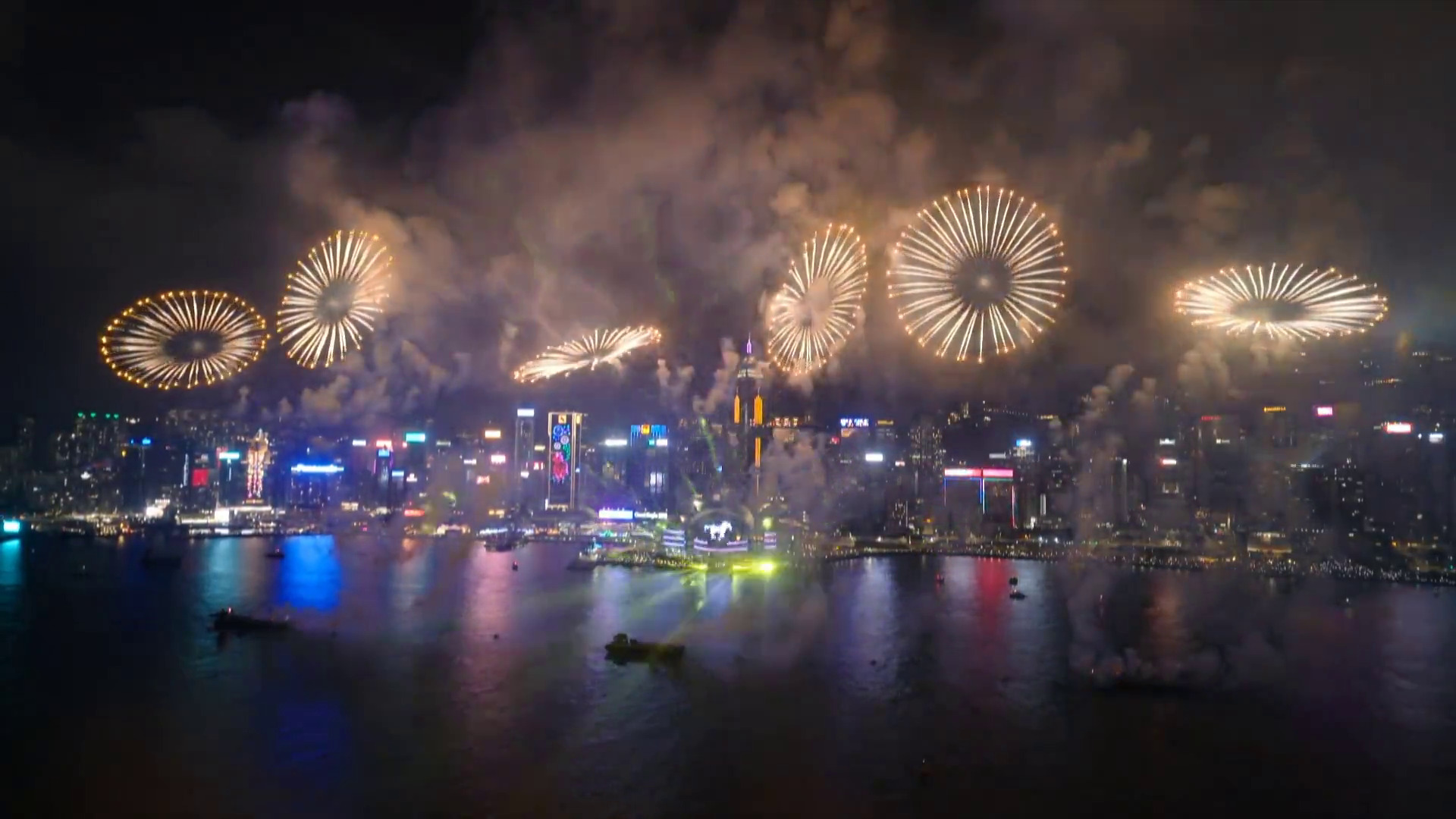 新春煙花匯演｜維港放近3.2萬枚煙花　全程8幕歷時23分鐘