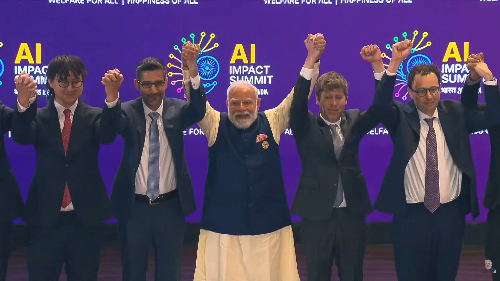 印度AI峰會　莫迪邀業界領袖牽手展團結　兩人「格擋」場面尷尬
