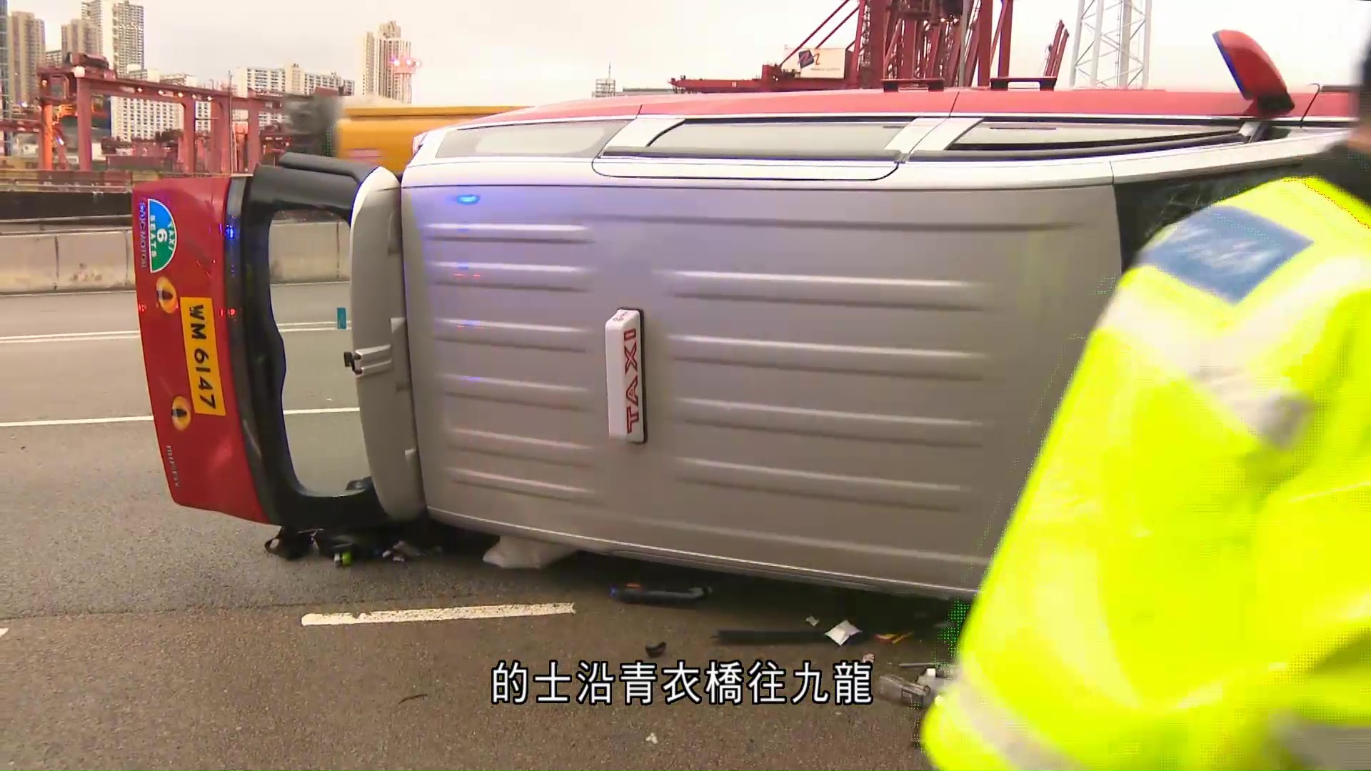 青衣橋的士失事撞壆翻側　司機手部受傷