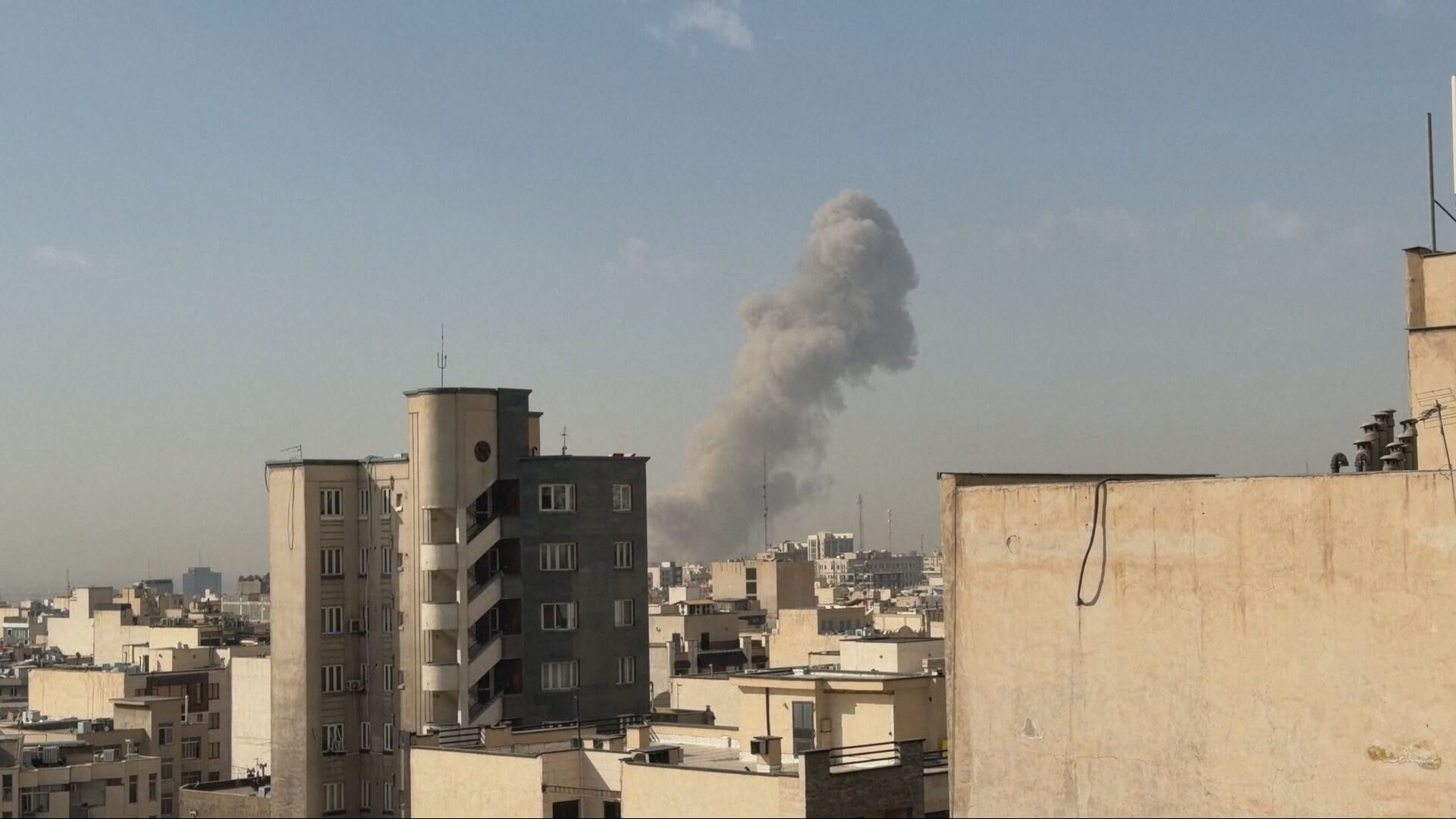 美以聯手攻擊伊朗　德黑蘭傳爆炸、濃煙　特朗普：消除伊朗政權對美國人的威脅