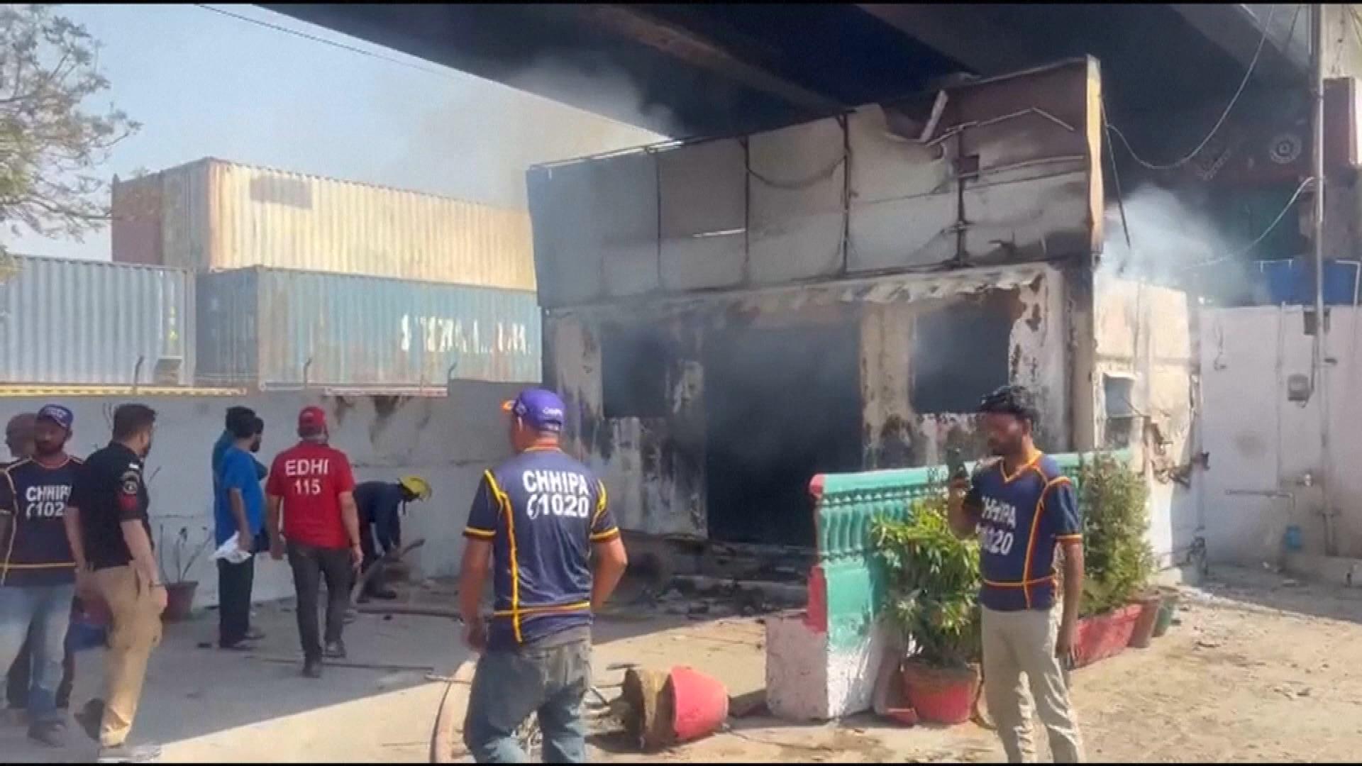 哈梅內伊身亡｜巴基斯坦爆反美示威　美領館遭衝擊、縱火破壞　醫院稱收到中槍傷者