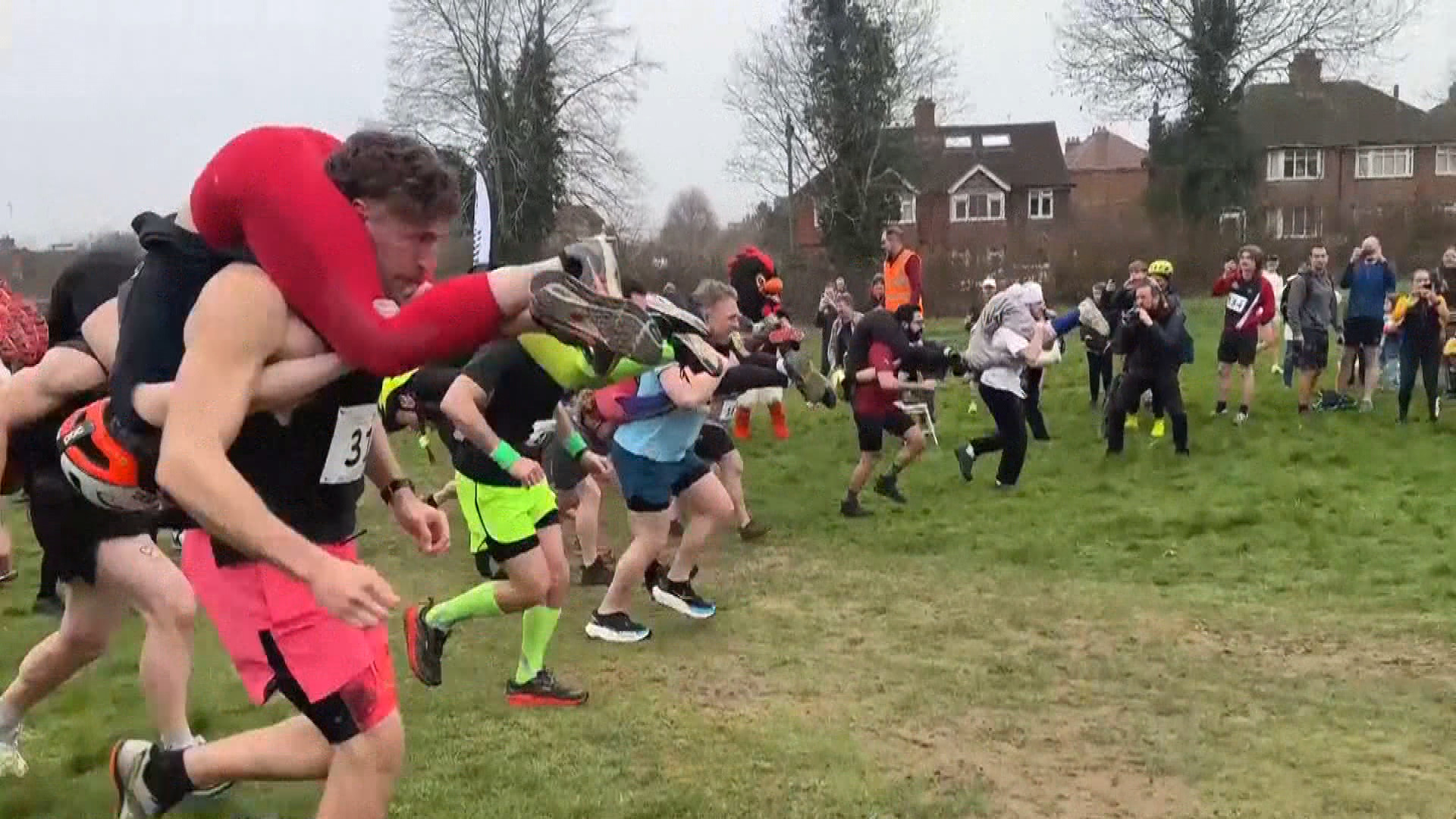 英國舉行一年一度背老婆大賽　芬蘭兩公婆成功克服難關奪冠