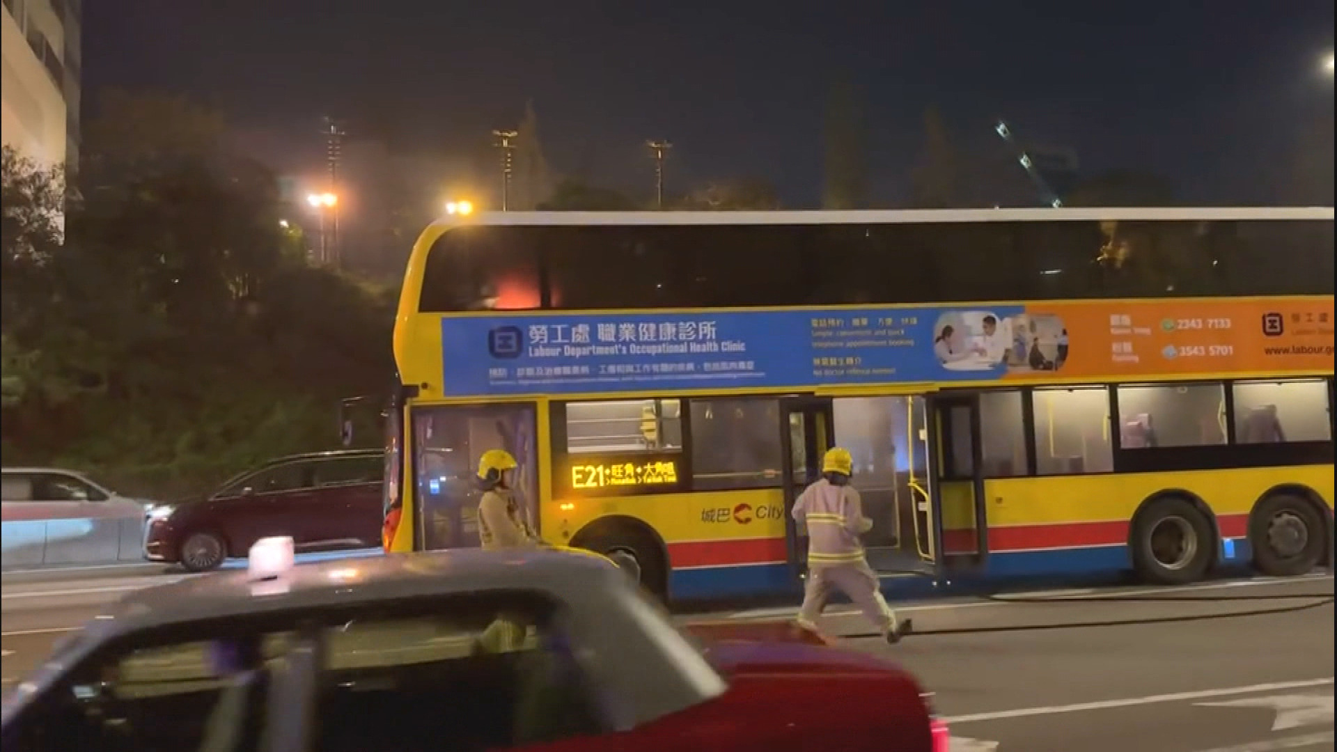 荃灣路城巴有流動充電器起火　兩人感不適一人送院