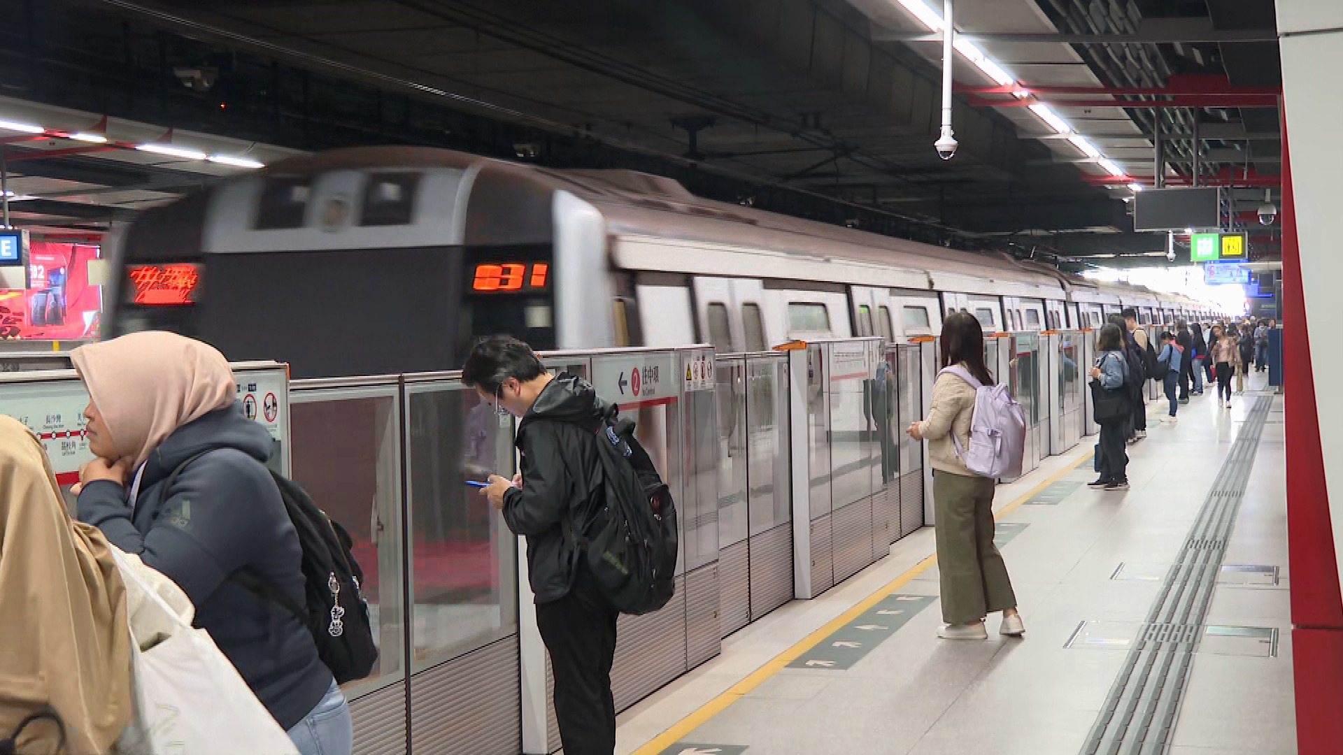 荃灣綫換新信號系統首日大致暢順　個別列車停站需手動對齊幕門　港鐵加派人手候命