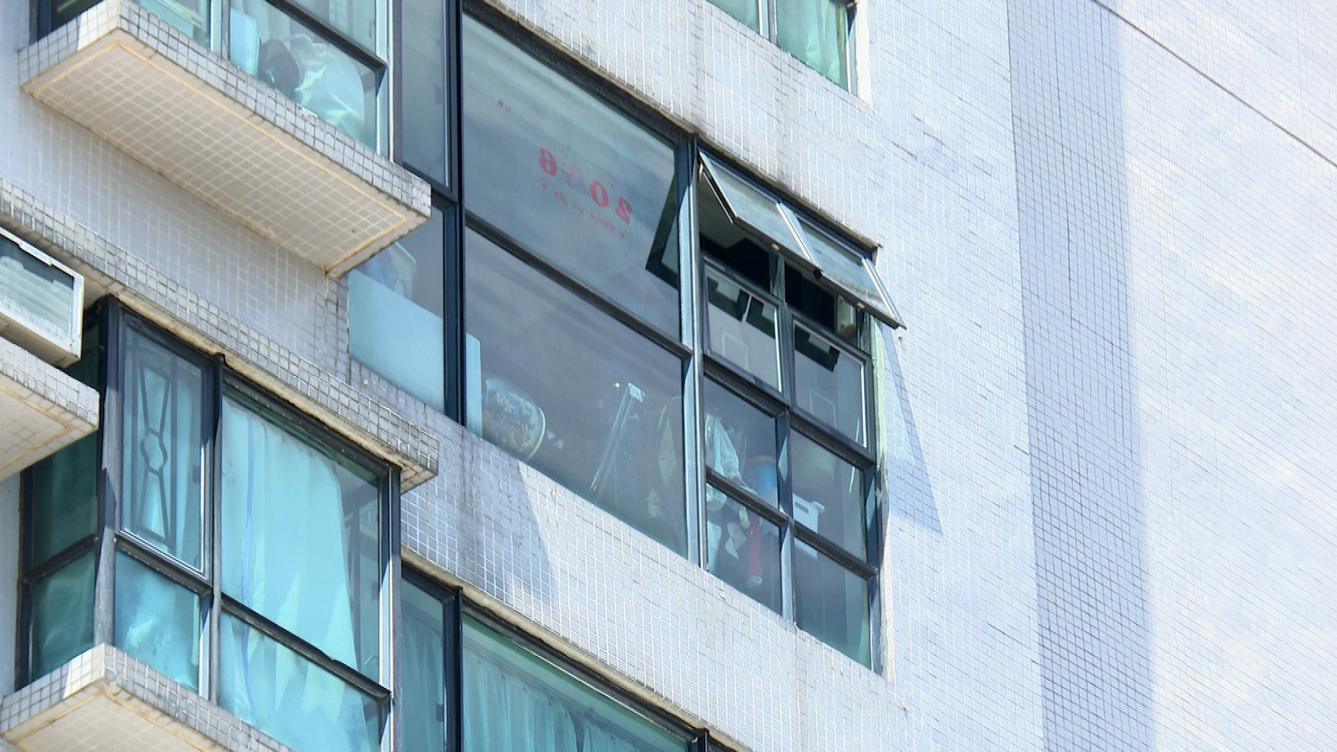 荃灣恆麗園兩歲童墮樓亡　單位窗戶無窗花未上鎖　父母涉疏忽照顧被捕