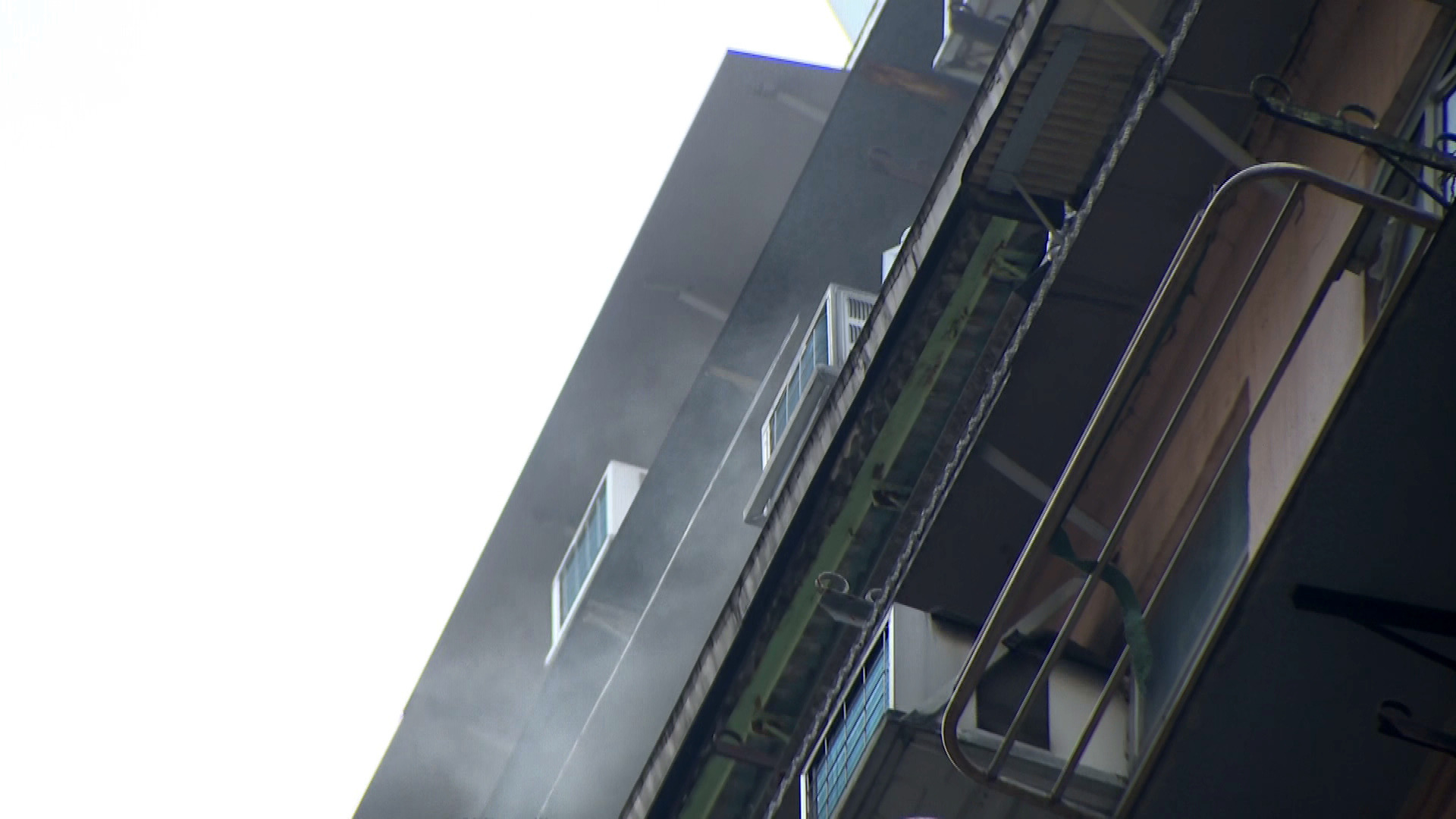 北角春秧街單位起火　兩女子爬外牆逃生　三人吸入濃煙送院