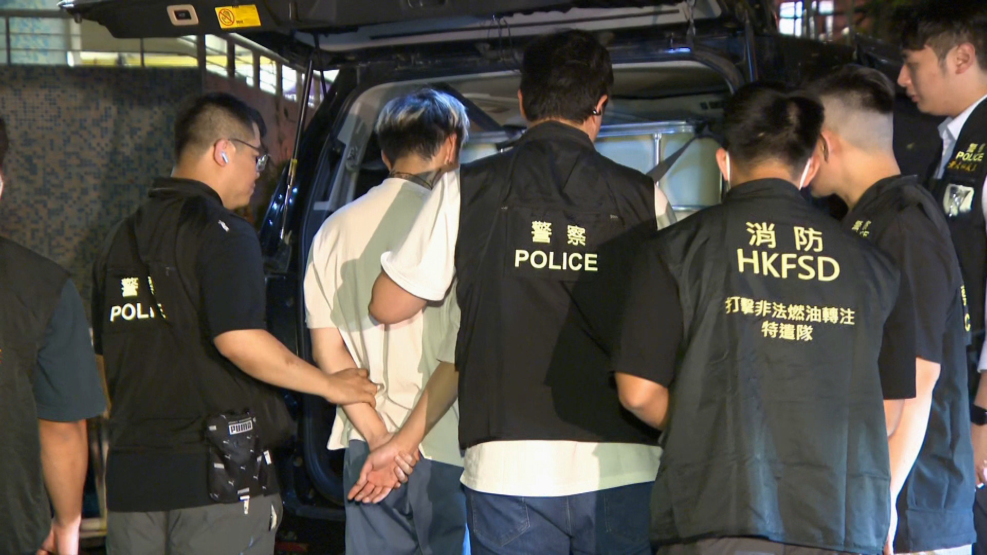 警方聯同消防搗破樂富非法油站　25歲司機當場被捕