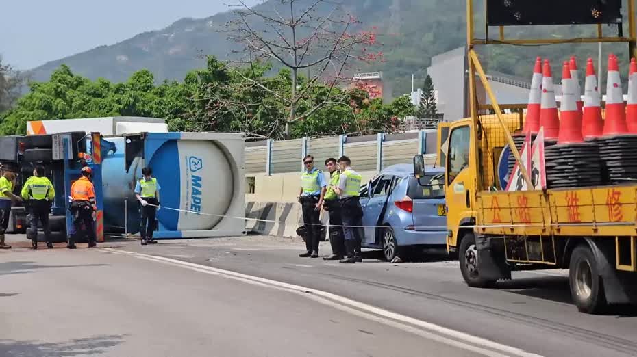 屯門重型貨車失事翻側撞鄰線私家車　兩司機受傷