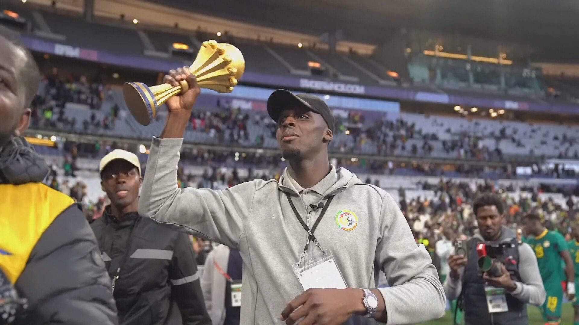 塞內加爾被褫奪非洲國家盃冠軍　隊員友誼賽手持獎盃入場