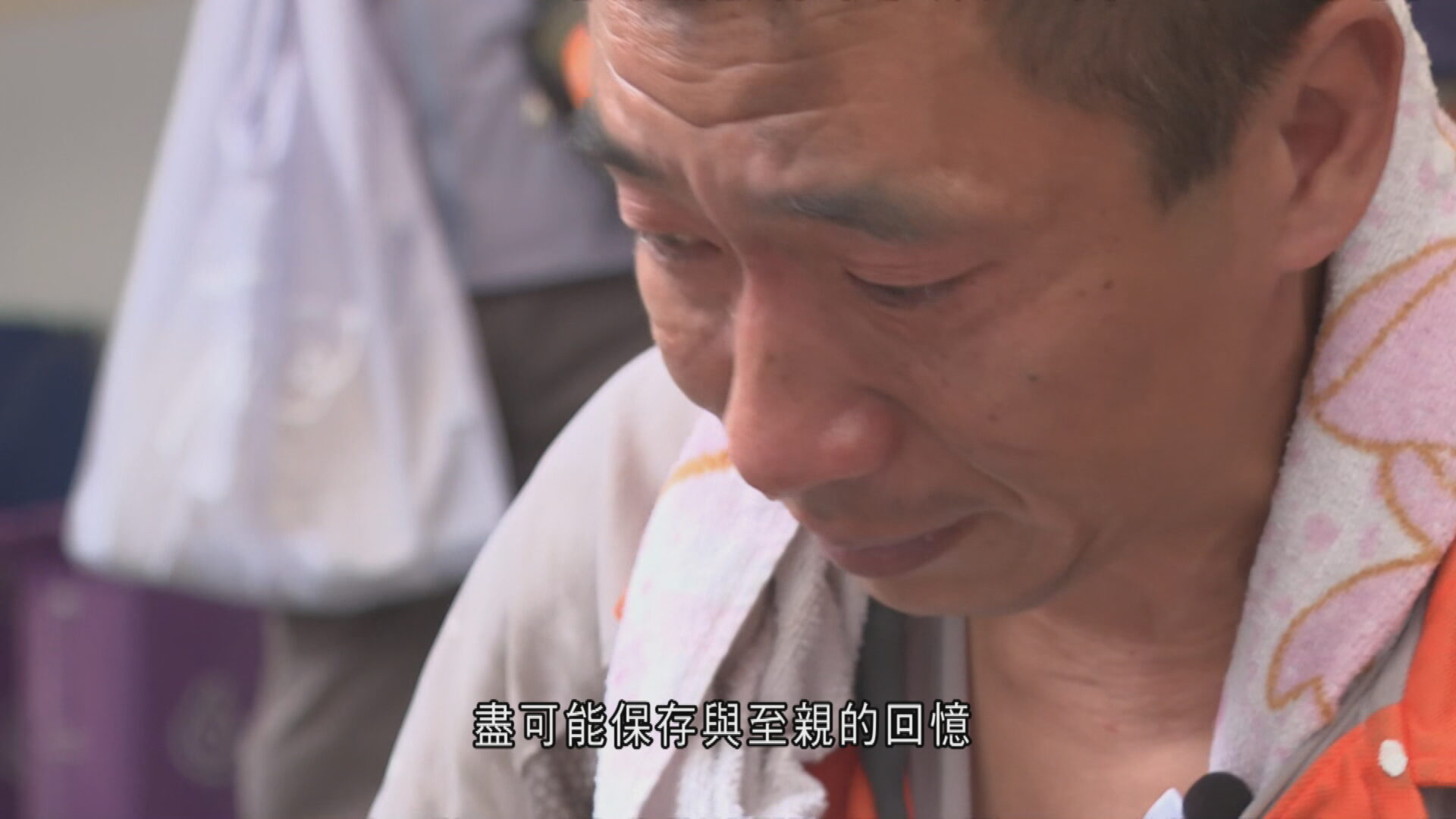 宏福苑｜昔日家園面目全非　夾萬幸存亡妻婚戒　丈夫落淚：終於搵返