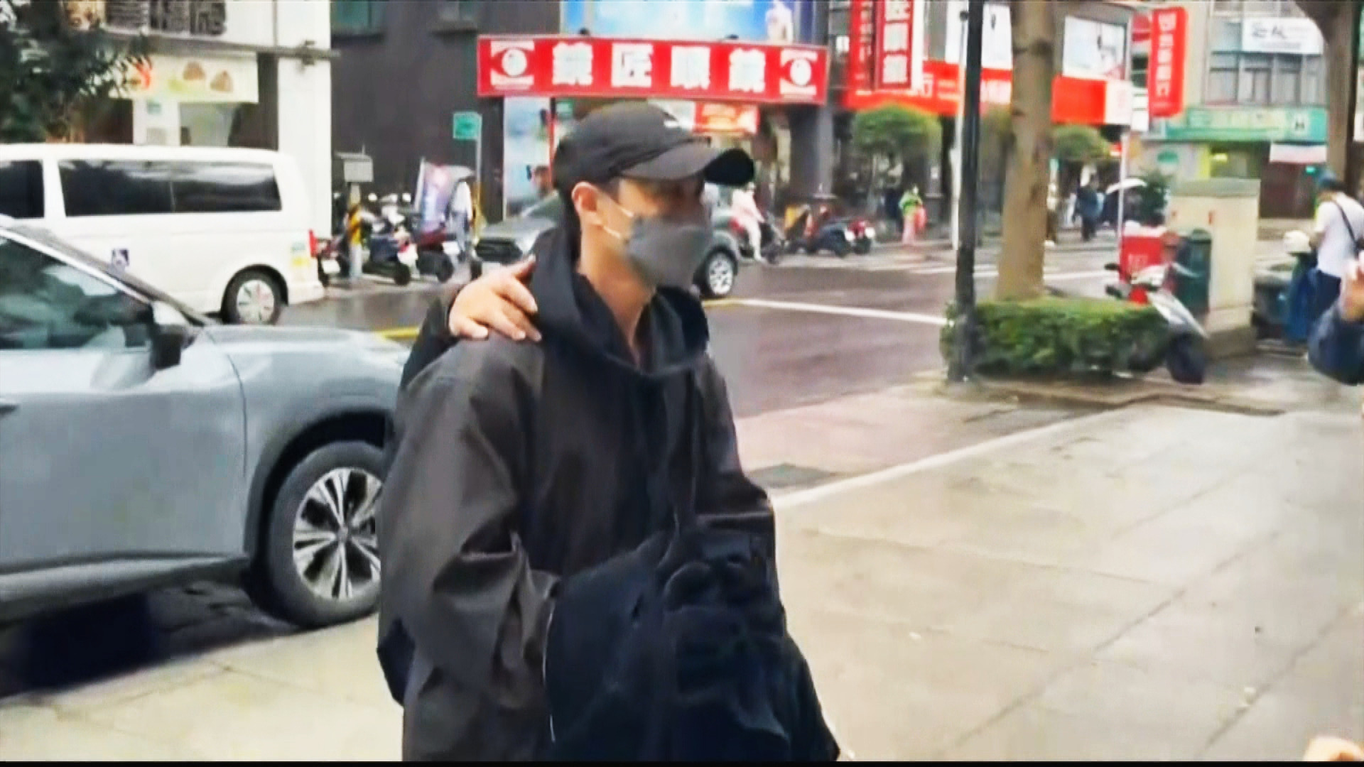 台灣逃兵役案再多9人被捕　藝人「王子」抵達警局時被鎖上手扣