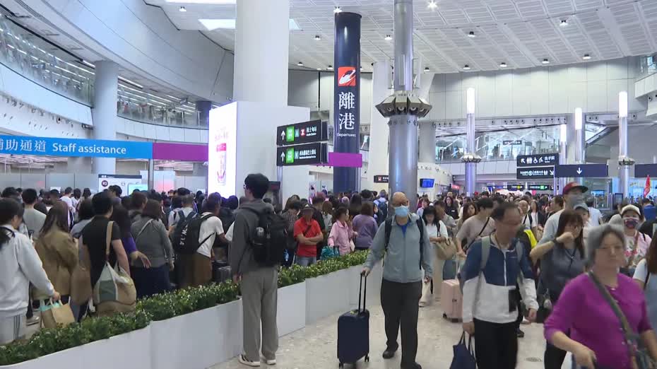 復活清明長假期｜機場高鐵站人山人海　截至上午10時逾24萬人次離港