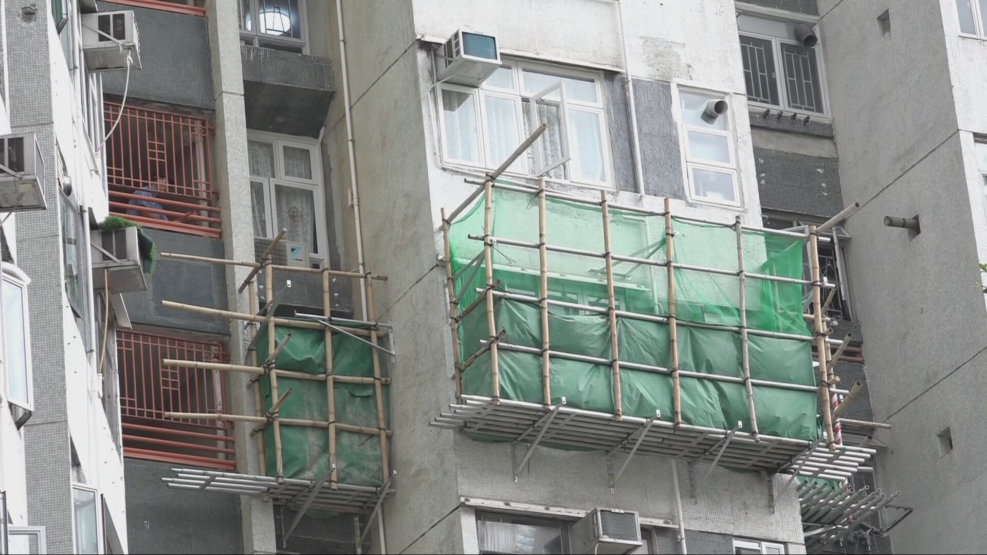 大埔富善邨裝修單位外牆棚架冒煙　疑煙頭釀禍