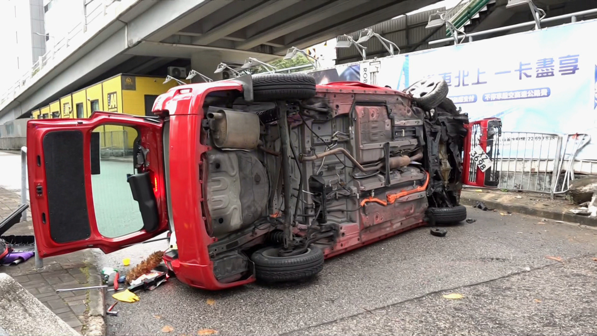 灣仔的士撼壆翻側　司機一度被困