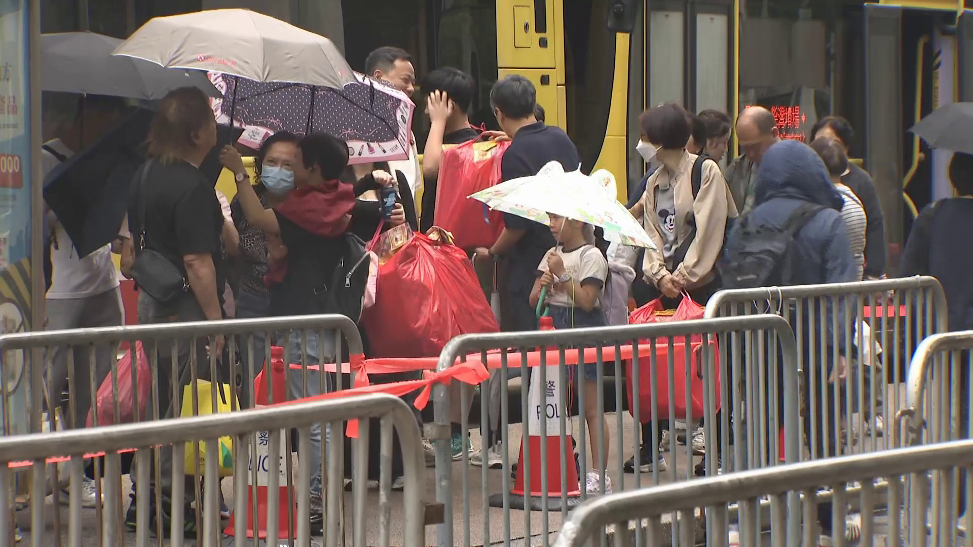 清明節｜市民帶祭品鮮花往柴灣墳場　巴士公司加密班次