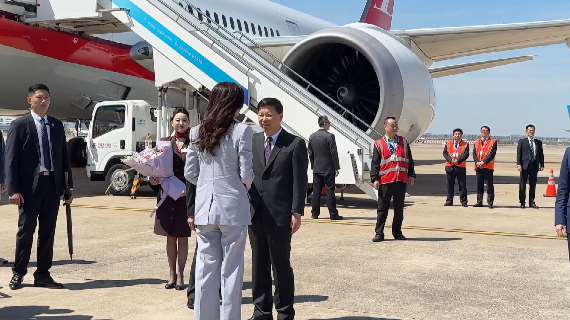 鄭麗文抵滬獲宋濤接機　展開6天訪問大陸行程