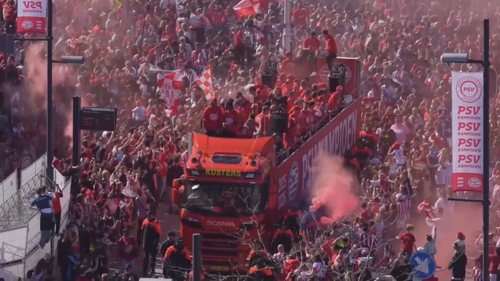 荷甲三連霸　燕豪芬舉行勝利巡遊