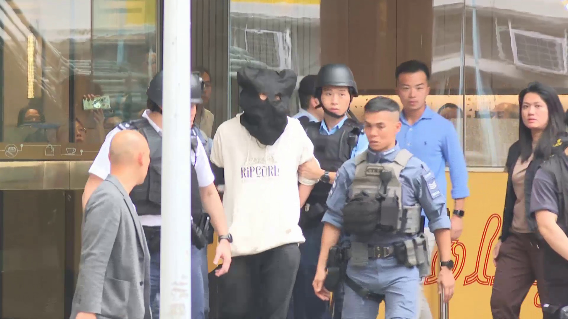 東亞銀行劫案｜匪徒掠3.6萬現金　騎單車往金鐘轉乘地鐵　最終柴灣落網