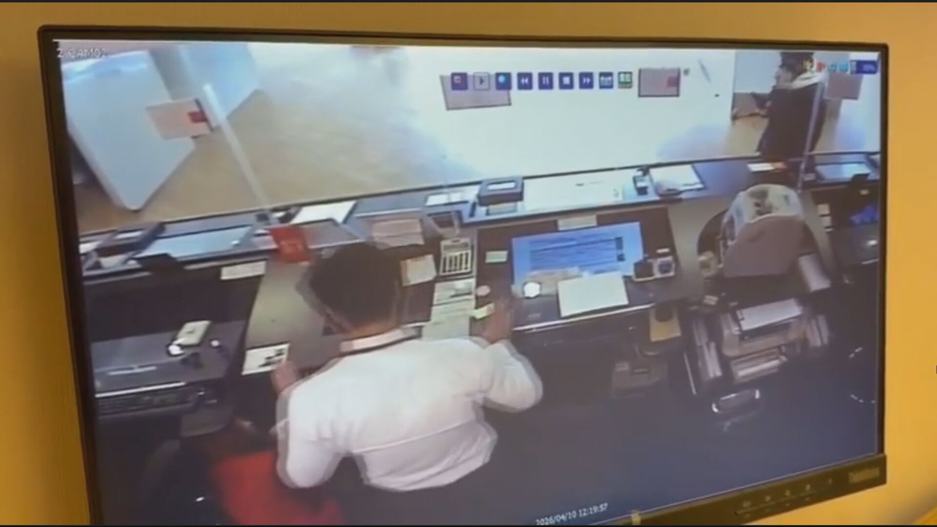 東亞銀行劫案｜畫面曝光、過程僅約兩分鐘　東亞：兩職員一客戶受驚