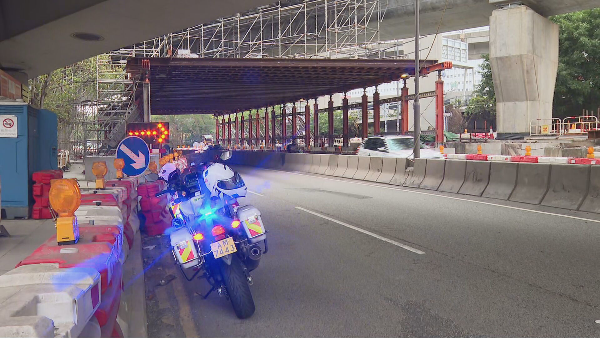 葵涌道拖車載貨過高被困路中　交通一度擠塞