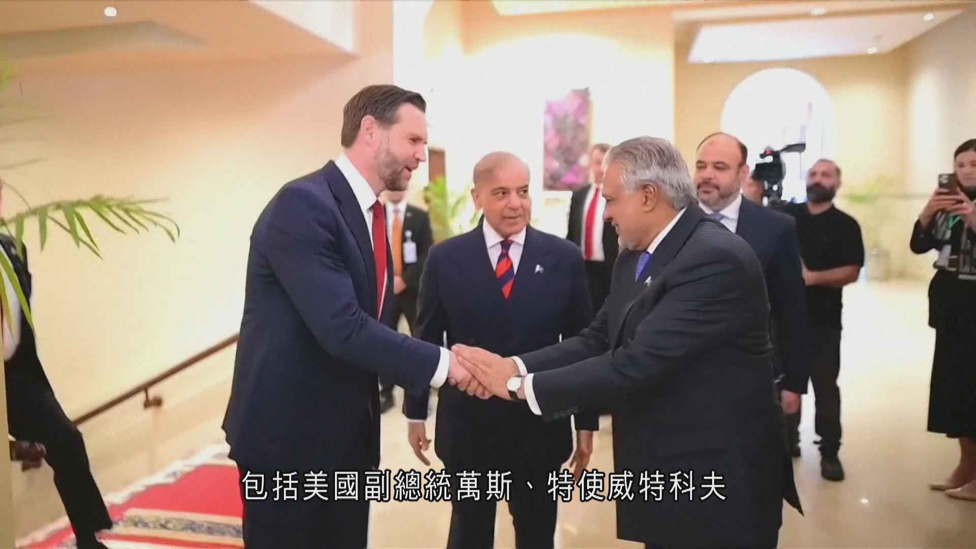 美伊停火｜據悉雙方談判期間　多艘美軍艦艇通過霍爾木茲海峽　伊方遂警告停航