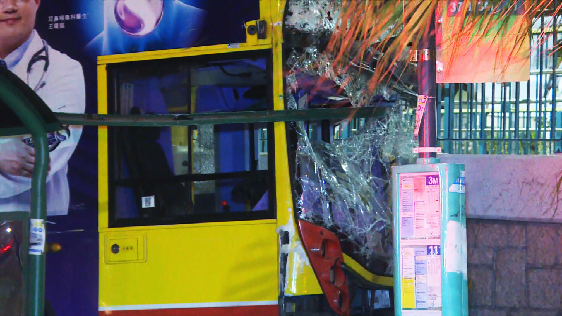 東涌城巴剷上行人路撼石牆　42歲車長被困送院不治