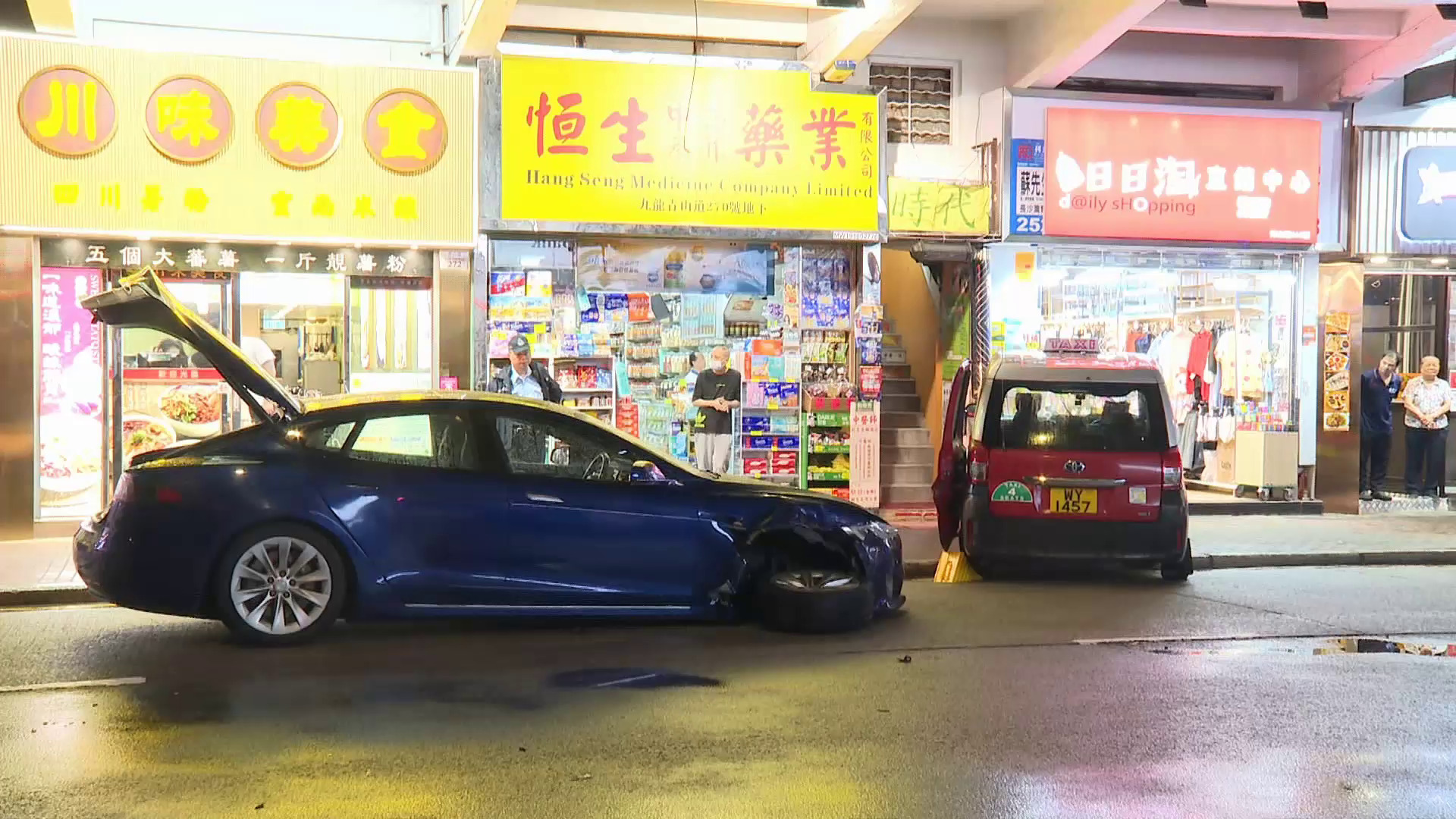 長沙灣的士與私家車相撞　失控剷行人路　兩司機受傷